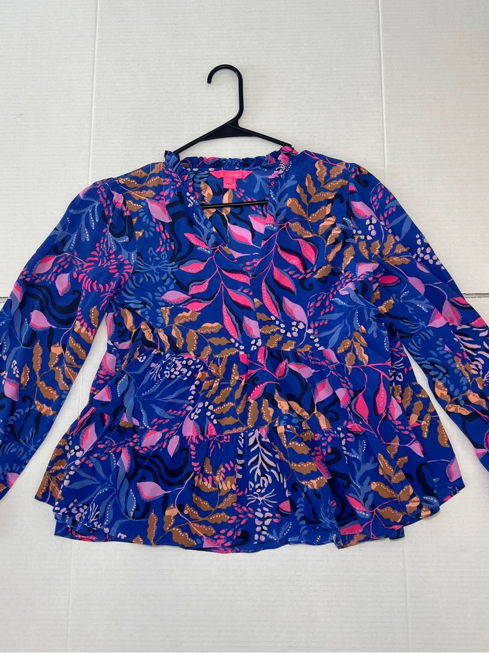 Lilly Pulitzer Sarita silk top featuring a vibrant blue botanical print Size 4